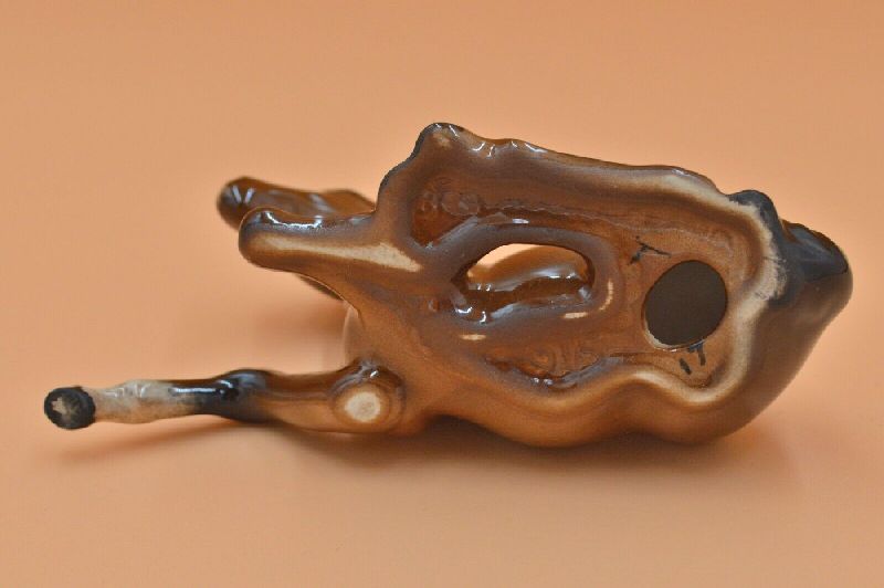 has Beswick England 915 impressed underneath and a black L or T