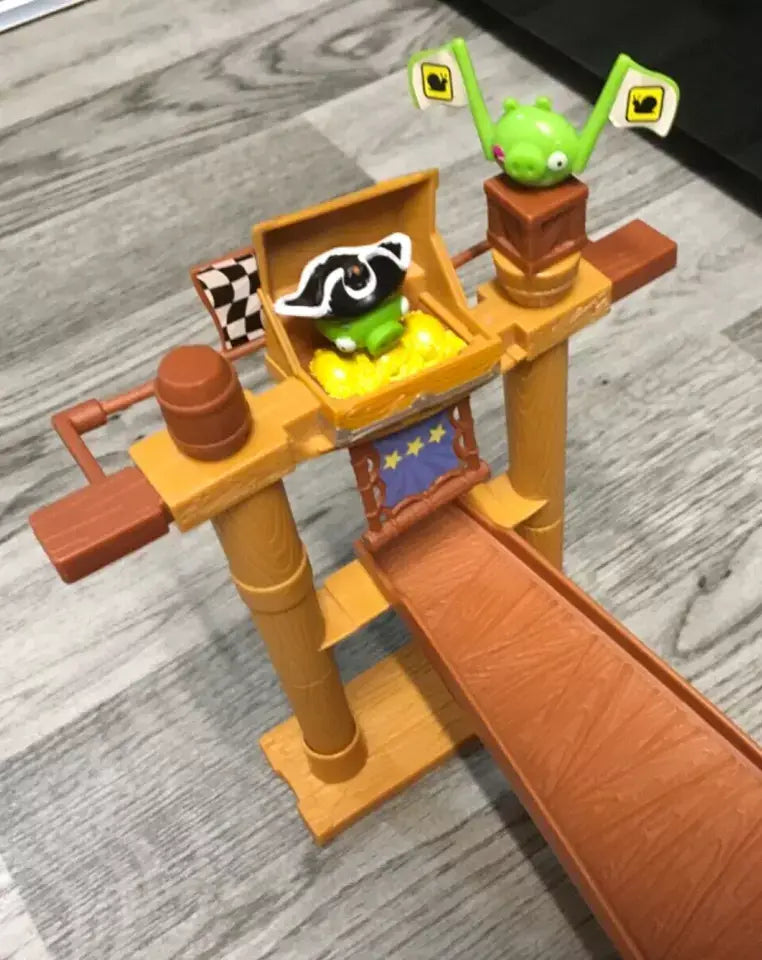 Angry Birds Go! Pig Rock Raceway Toy Set + 8 Racers - TMD167207