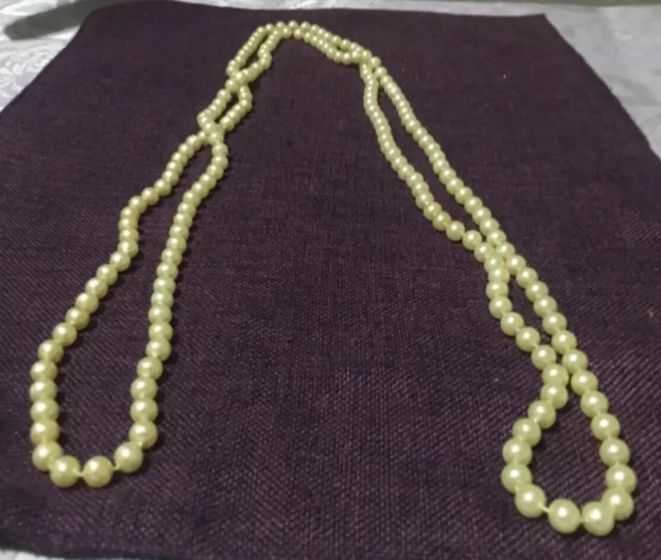 FASHION JEWELLERY EIGHT NECKLACES DIFFERENT COLOURS AND STYLES