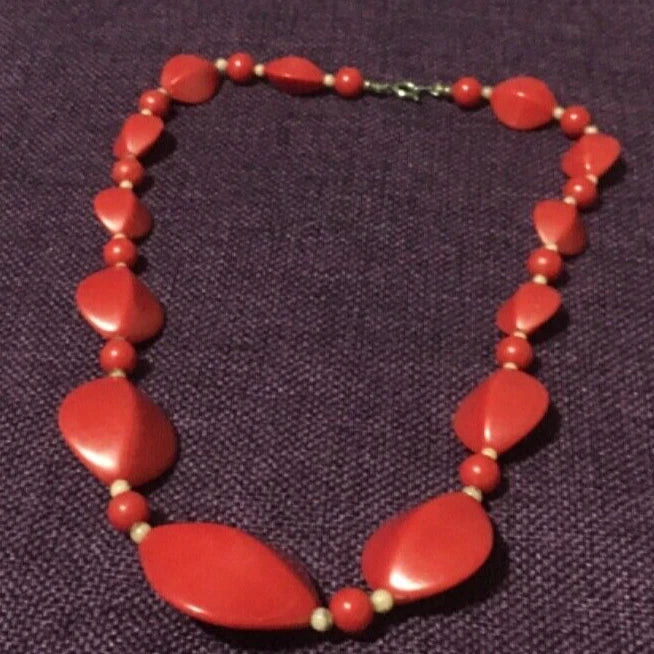 FASHION JEWELLERY EIGHT NECKLACES DIFFERENT COLOURS AND STYLES