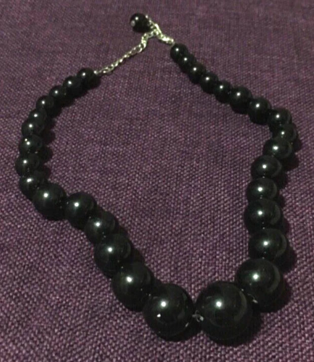 FASHION JEWELLERY EIGHT NECKLACES DIFFERENT COLOURS AND STYLES