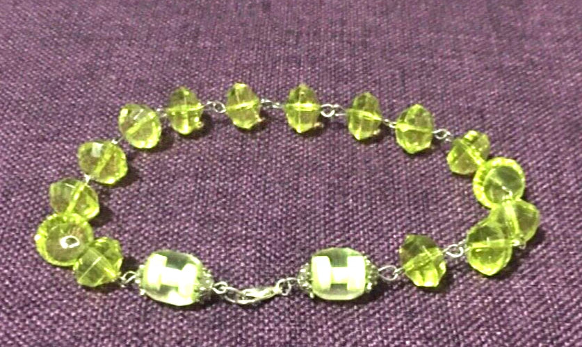 FASHION JEWELLERY EIGHT NECKLACES DIFFERENT COLOURS AND STYLES