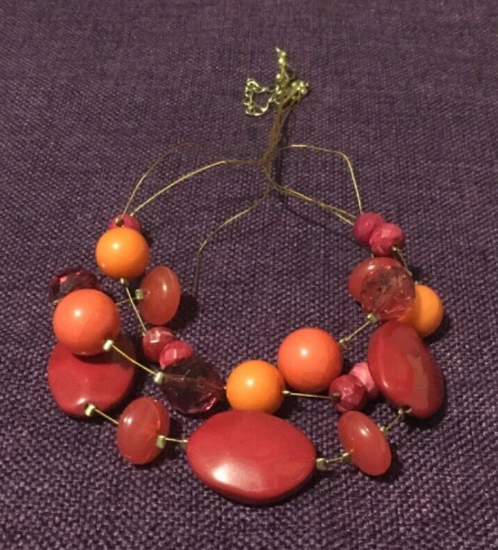 FASHION JEWELLERY EIGHT NECKLACES DIFFERENT COLOURS AND STYLES