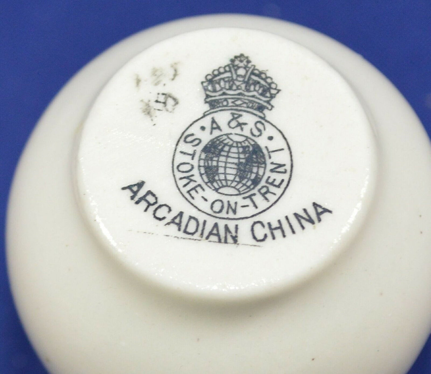 ARCADIAN CRESTED WARE CHINA VASE HYTHE COAT OF ARMS(PREVIOUSLY OWNED) GOOD CONDITION - TMD167207