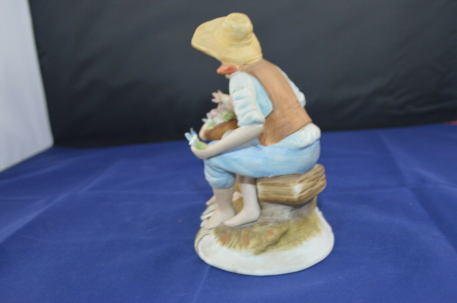 DECORATIVE FIGURINE YOUNG LADY AND YOUNG MAN(PREVIOUSLY OWNED) FAIRLY GOOD CONDITION - TMD167207