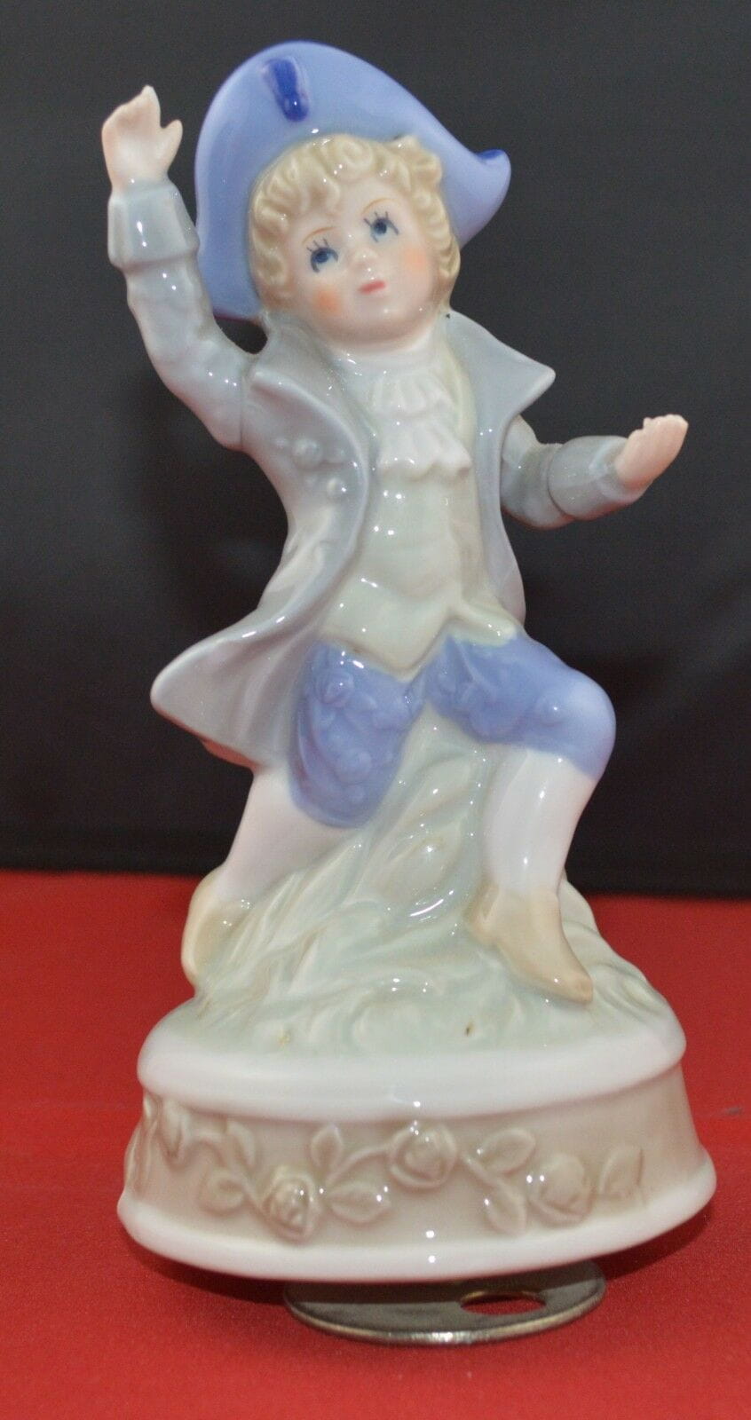 DECORATIVE MUSICAL FIGURINE BOY SITTING ON A TREE STUMP(PREVIOUSLY OWNED) GOOD CONDITION - TMD167207