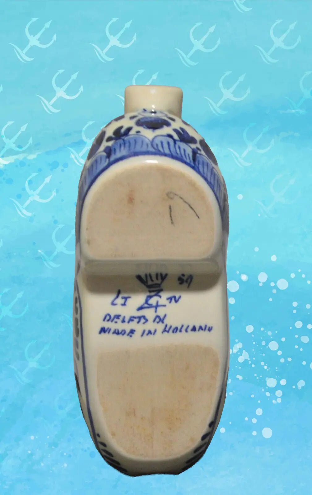 DELFT/DELFT STYLE BLUE AND WHITE CLOGS TWO ASHTRAYS & THREE PAIRS OF CLOGS - TMD167207