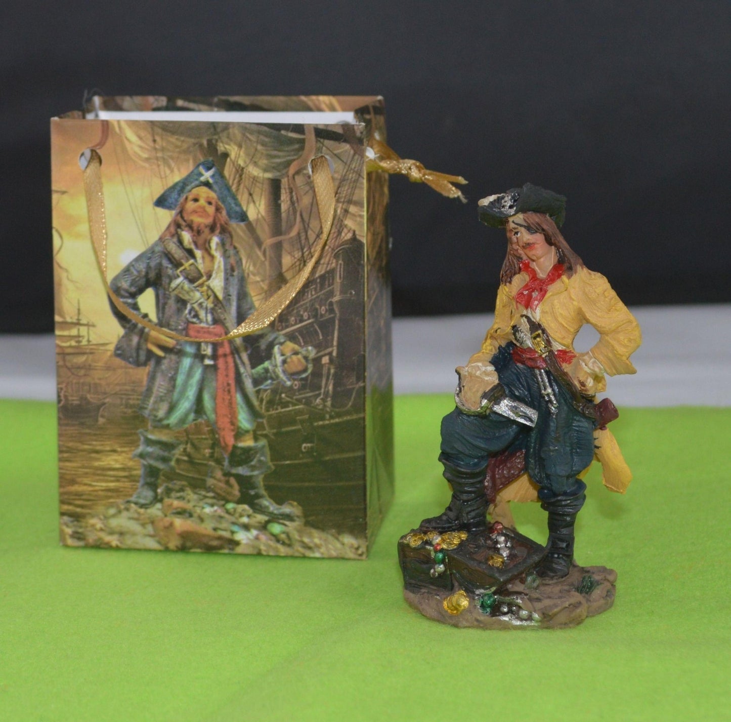 NEW DECORATIVE ORNAMENTS FOUR MINIATURE PIRATES - TMD167207