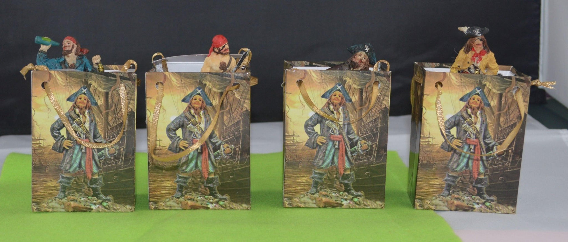 NEW DECORATIVE ORNAMENTS FOUR MINIATURE PIRATES - TMD167207