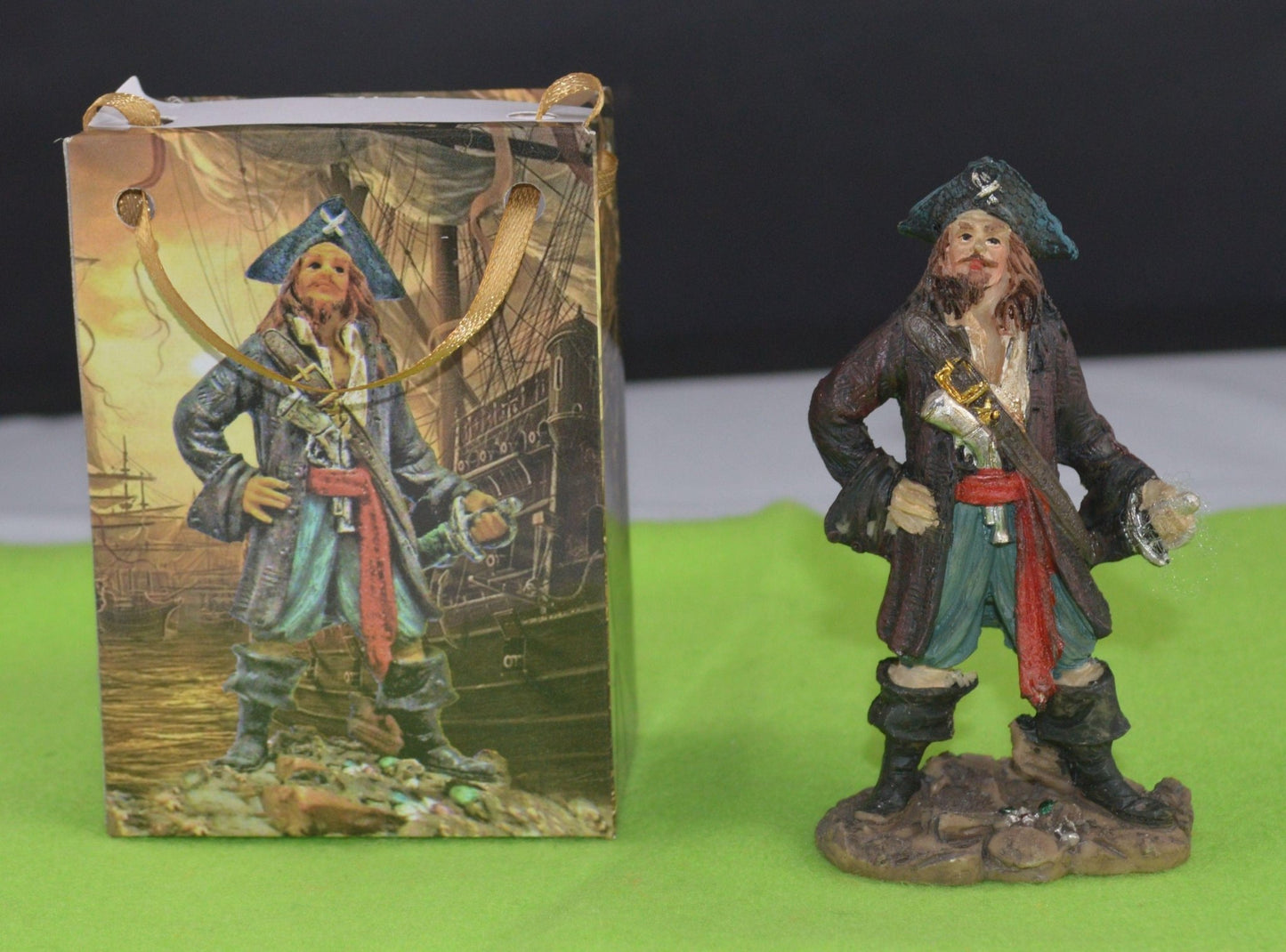 NEW DECORATIVE ORNAMENTS FOUR MINIATURE PIRATES - TMD167207