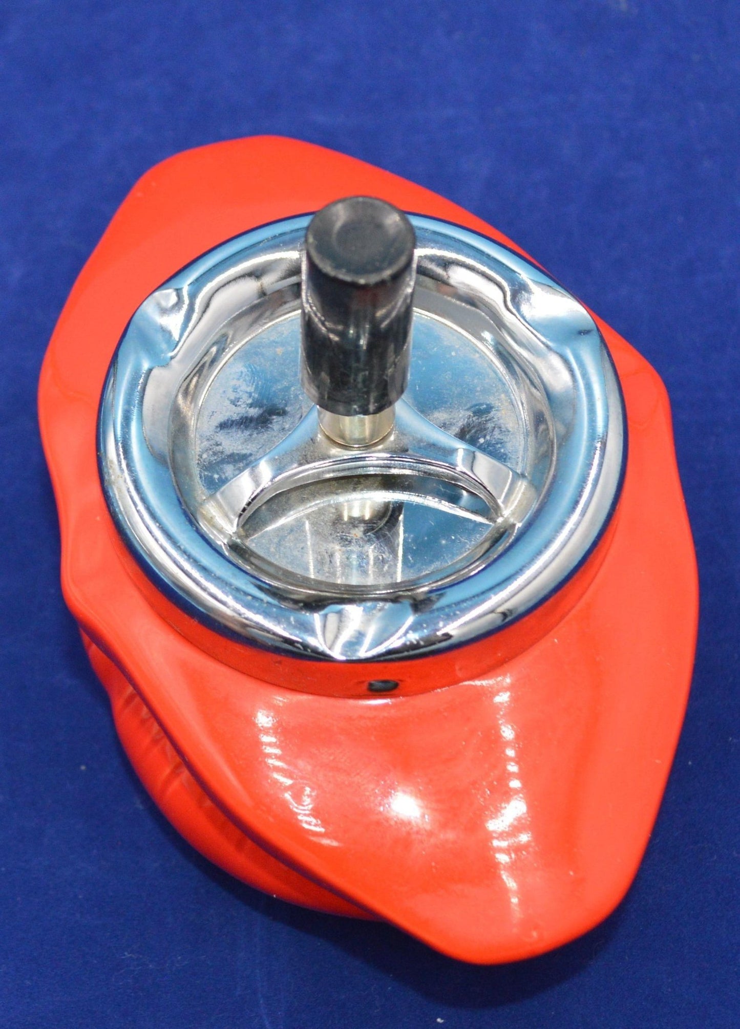 NOVELTY CERAMIC LIP ASHTRAY PUSH DOWN SPINNER - TMD167207