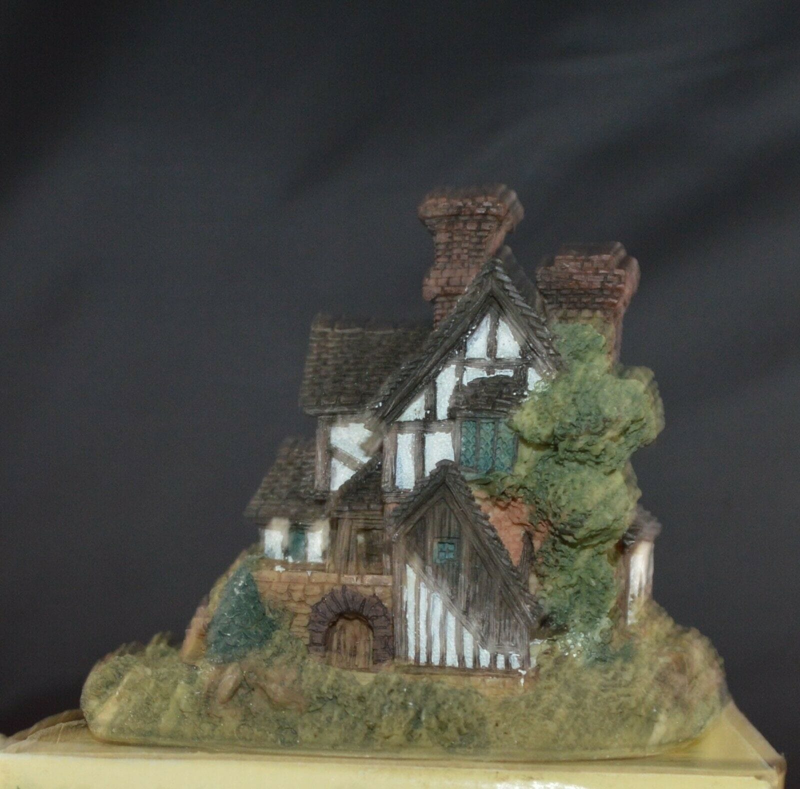 SIX LITTLE MEADOW SERIES ORNAMENTAL COTTAGES by SALCO(PREVIOUSLY OWNED) GOOD CONDITION - TMD167207