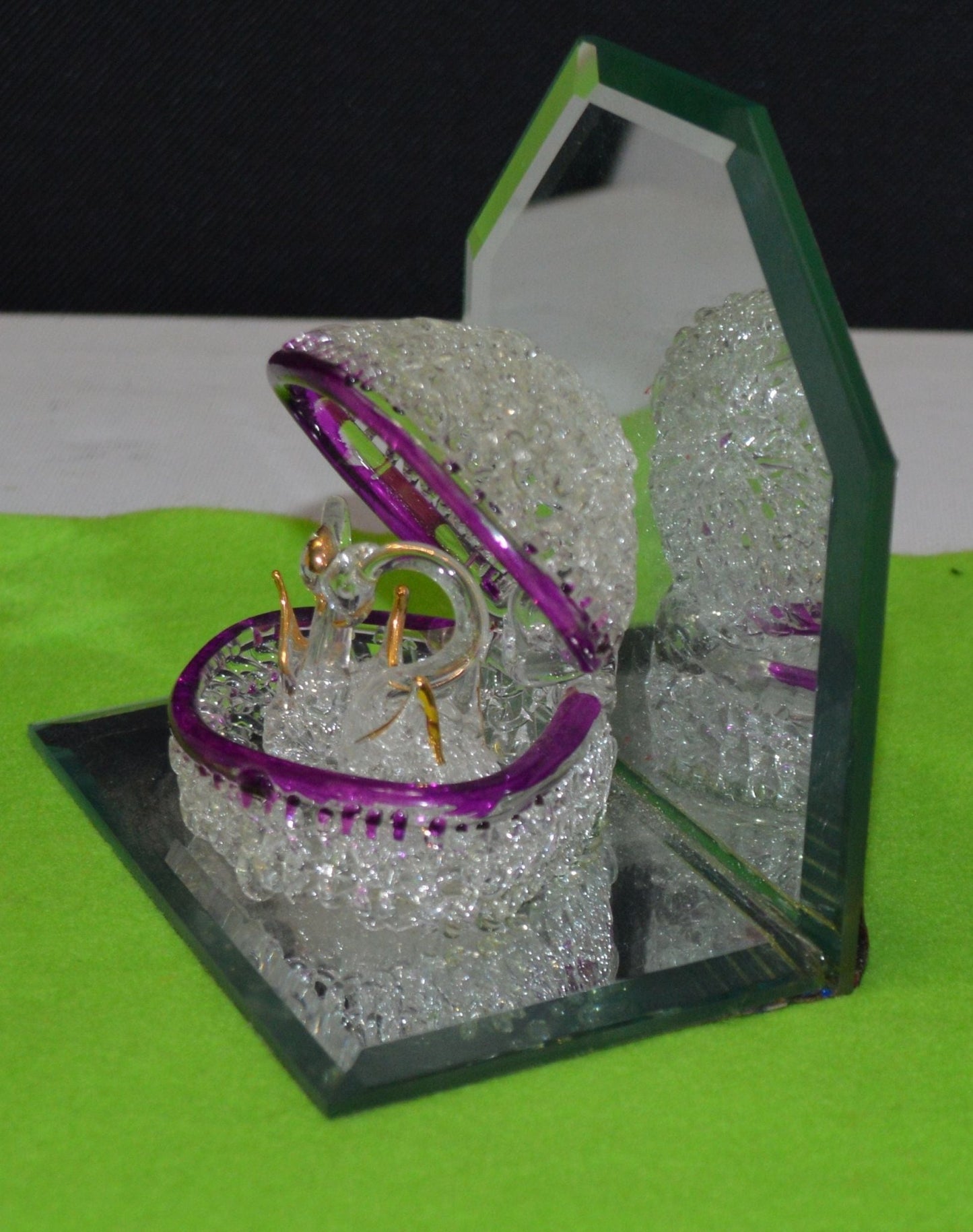 SPUN GLASS ORNAMENT TWO SWANS IN A SPUN GLASS EGG ON A MIRRORED STAND(PREVIOUSLY OWNED)GOOD CONDITION - TMD167207