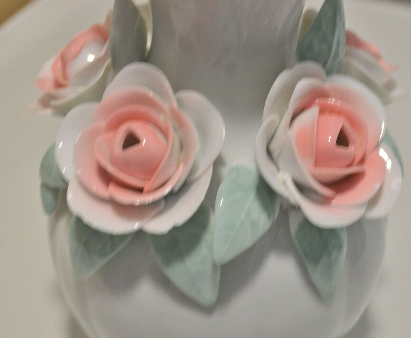 TABLEWARE FOUR DECORATIVE ITEMS WITH PINK ROSES BASKETS BOWL & VASE( PREVIOUSLY OWNED) GOOD CONDITION - TMD167207