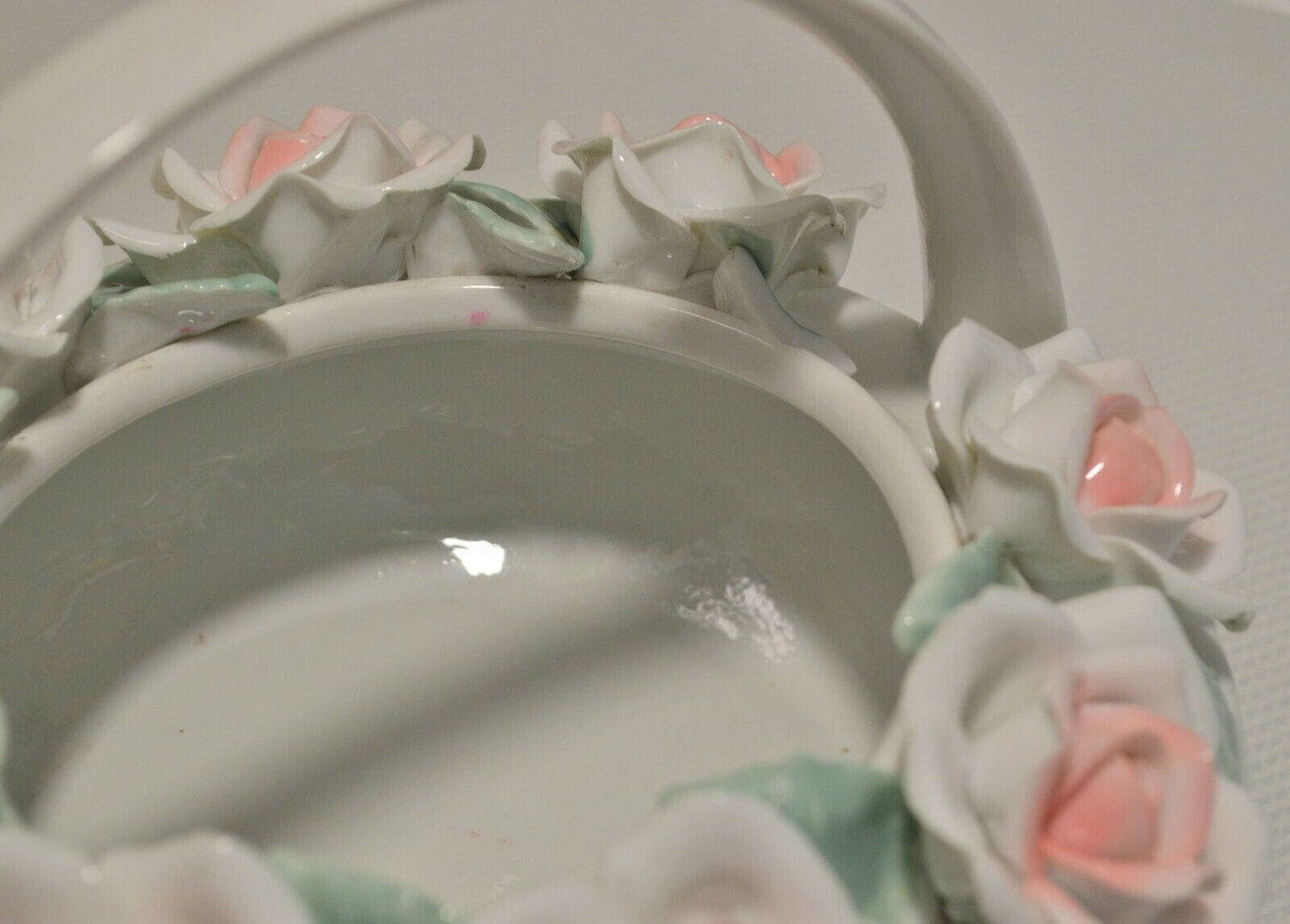 TABLEWARE FOUR DECORATIVE ITEMS WITH PINK ROSES BASKETS BOWL & VASE( PREVIOUSLY OWNED) GOOD CONDITION - TMD167207