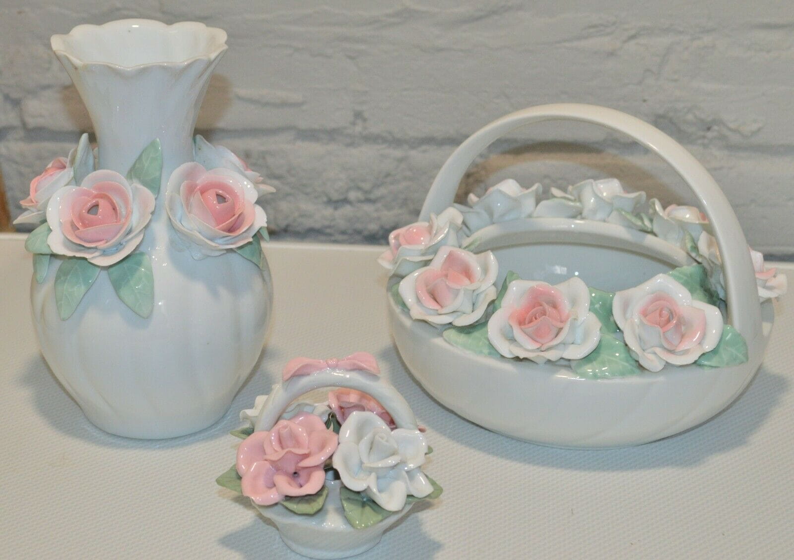 TABLEWARE FOUR DECORATIVE ITEMS WITH PINK ROSES BASKETS BOWL & VASE( PREVIOUSLY OWNED) GOOD CONDITION - TMD167207