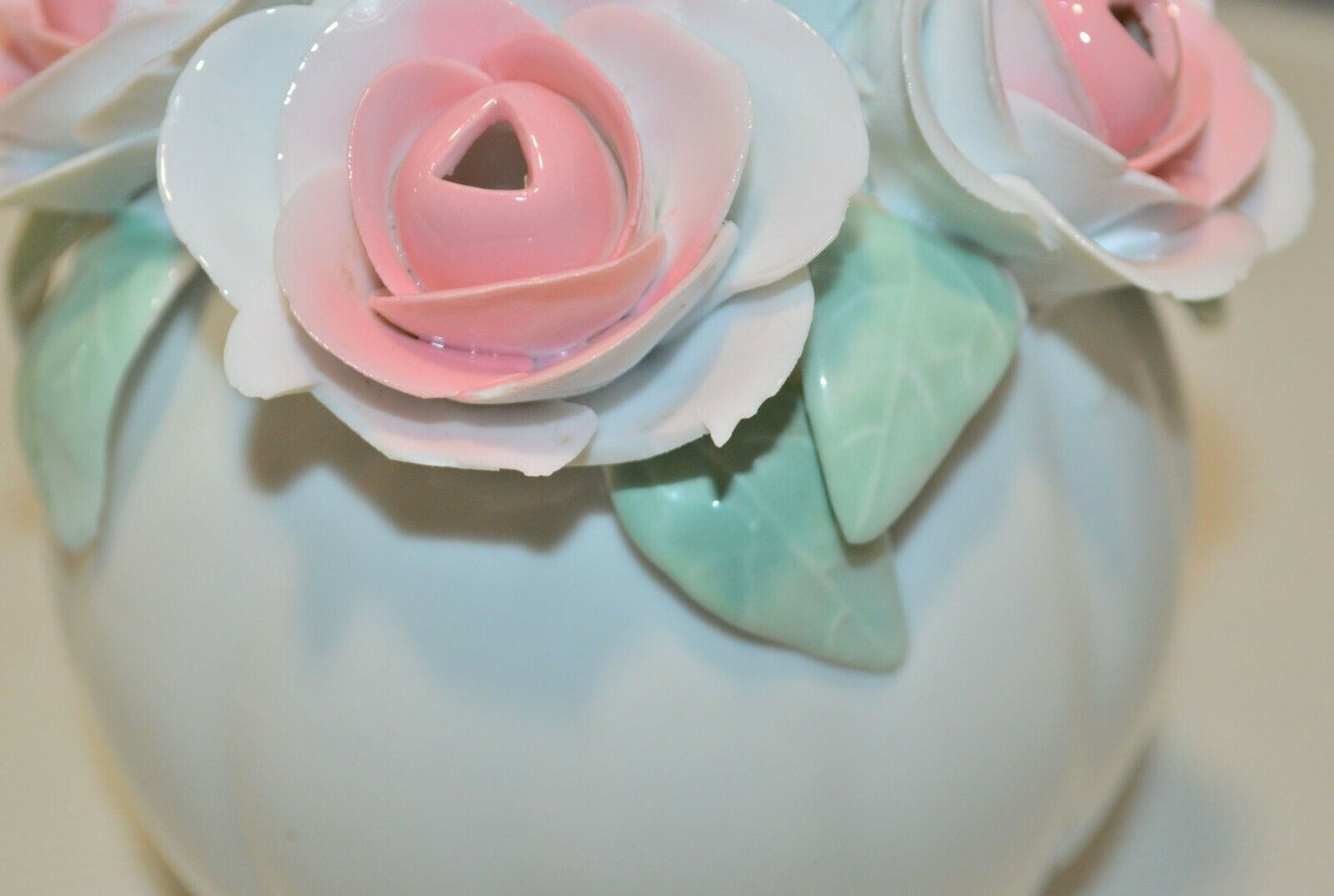 TABLEWARE FOUR DECORATIVE ITEMS WITH PINK ROSES BASKETS BOWL & VASE( PREVIOUSLY OWNED) GOOD CONDITION - TMD167207