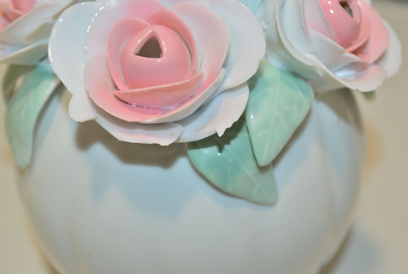 TABLEWARE FOUR DECORATIVE ITEMS WITH PINK ROSES BASKETS BOWL & VASE( PREVIOUSLY OWNED) GOOD CONDITION - TMD167207