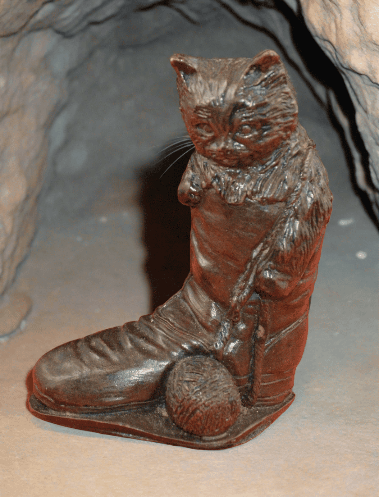 COLLECTOR BOOT BROWN CAT IN BOOT(PREVIOUSLY OWNED)GOOD CONDITION - TMD167207
