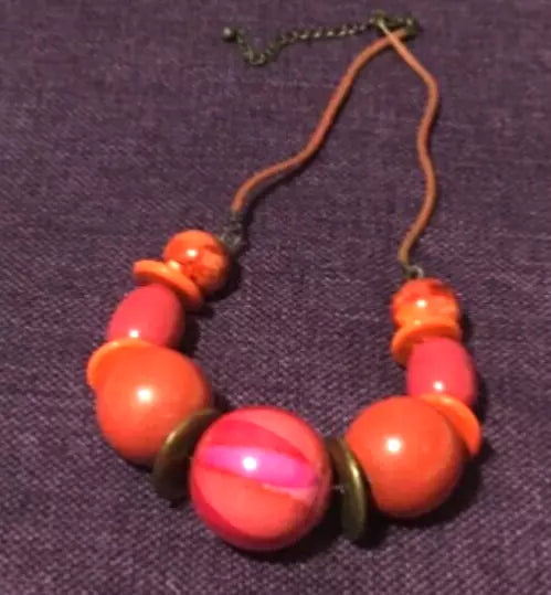 FASHION JEWELLERY EIGHT NECKLACES DIFFERENT COLOURS AND STYLES