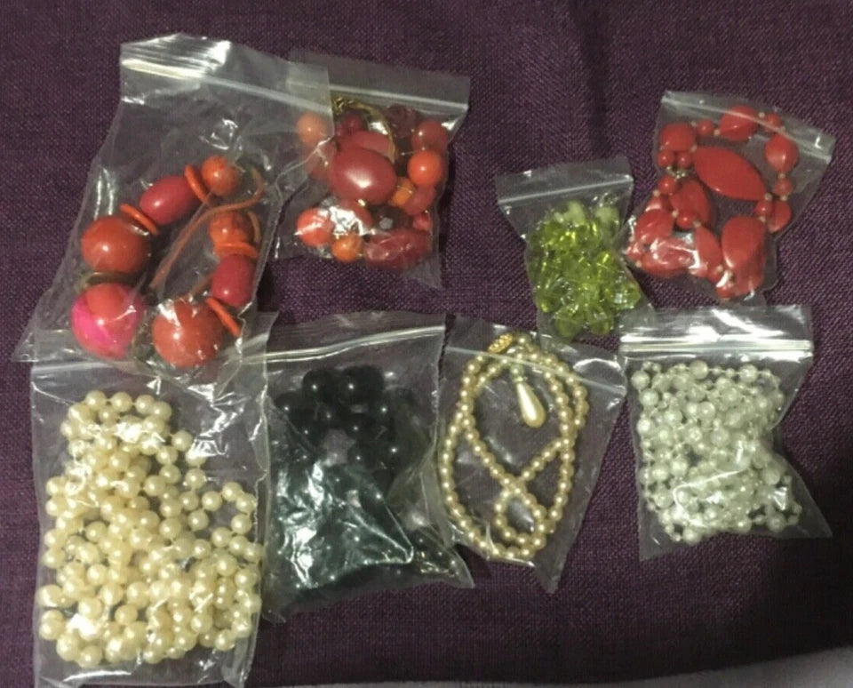 FASHION JEWELLERY EIGHT NECKLACES DIFFERENT COLOURS AND STYLES
