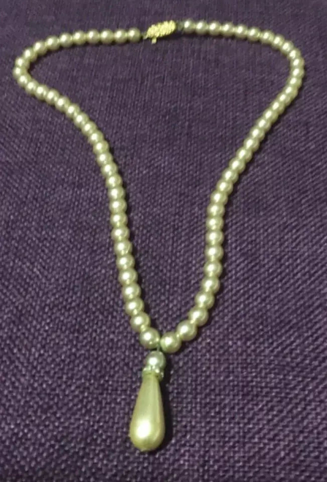 FASHION JEWELLERY EIGHT NECKLACES DIFFERENT COLOURS AND STYLES