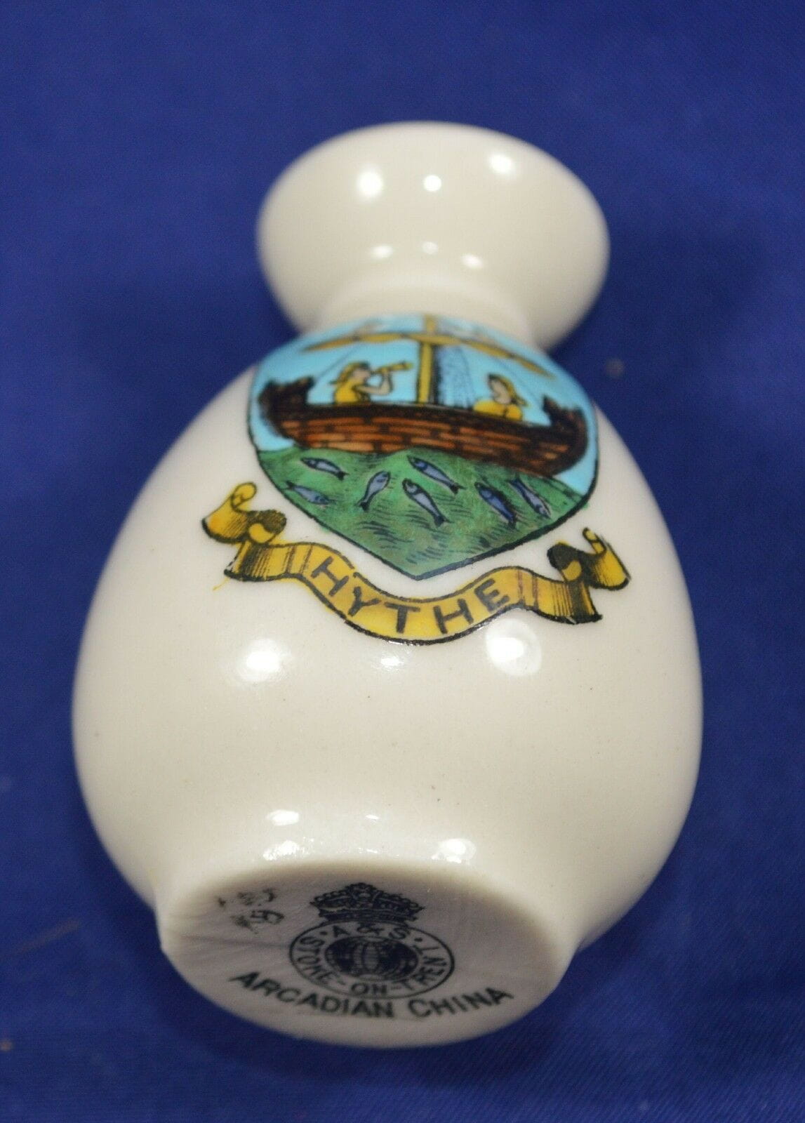 ARCADIAN CRESTED WARE CHINA VASE HYTHE COAT OF ARMS(PREVIOUSLY OWNED) GOOD CONDITION - TMD167207