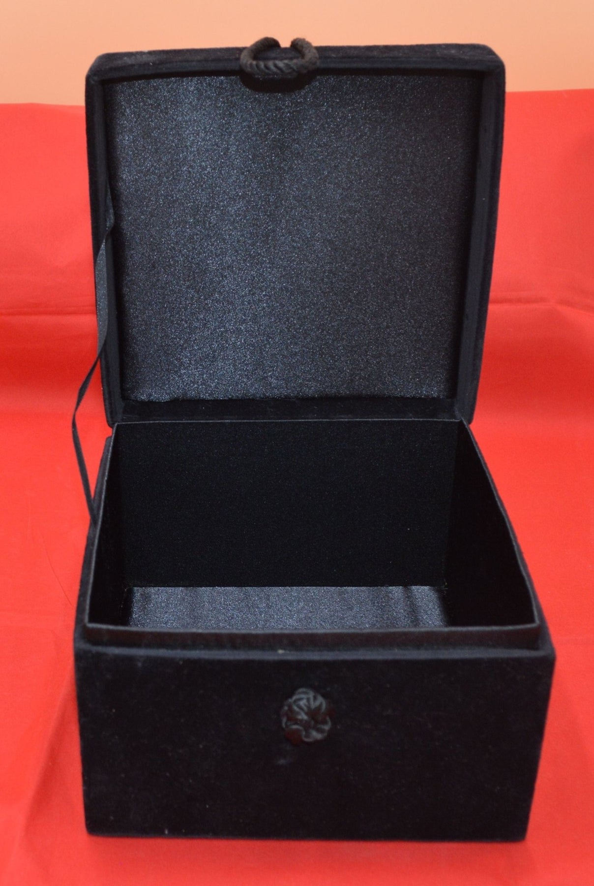 BLACK AND WHITE KEEPSAKE/JEWELLERY BOX GOOD CONDITION TMD167207