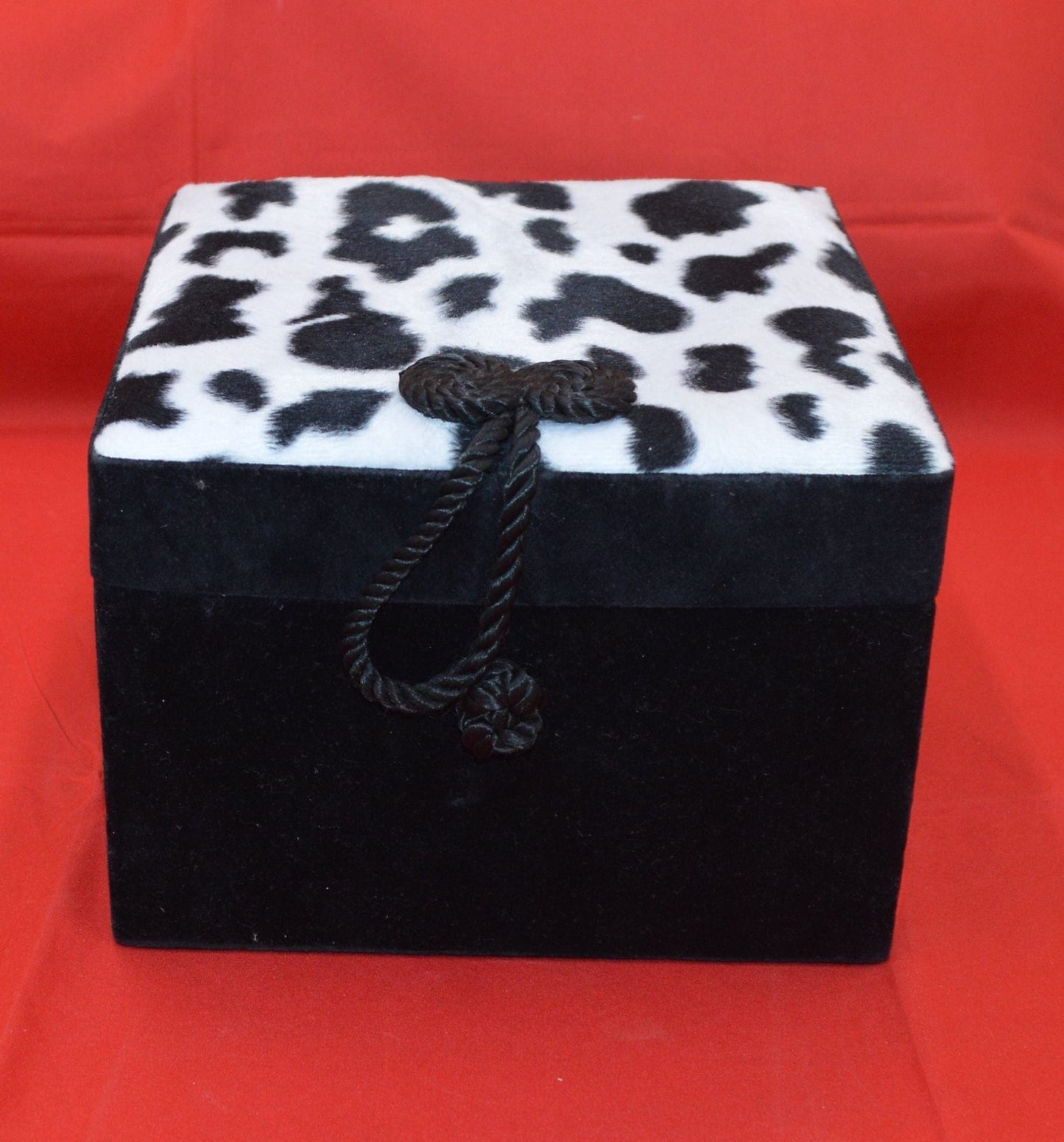 BLACK AND WHITE KEEPSAKE/JEWELLERY BOX(PREVIOUSLY OWNED) GOOD CONDITION - TMD167207