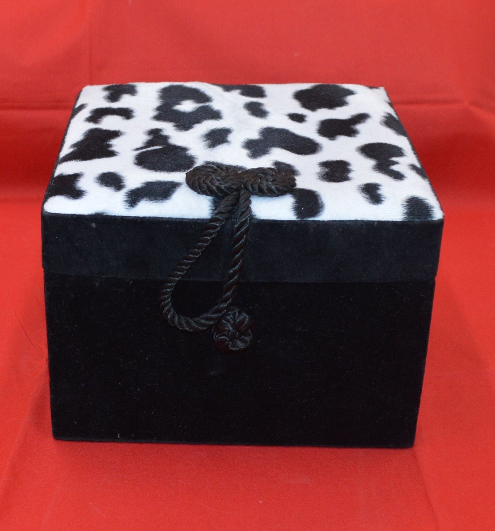 BLACK AND WHITE KEEPSAKE/JEWELLERY BOX GOOD CONDITION TMD167207