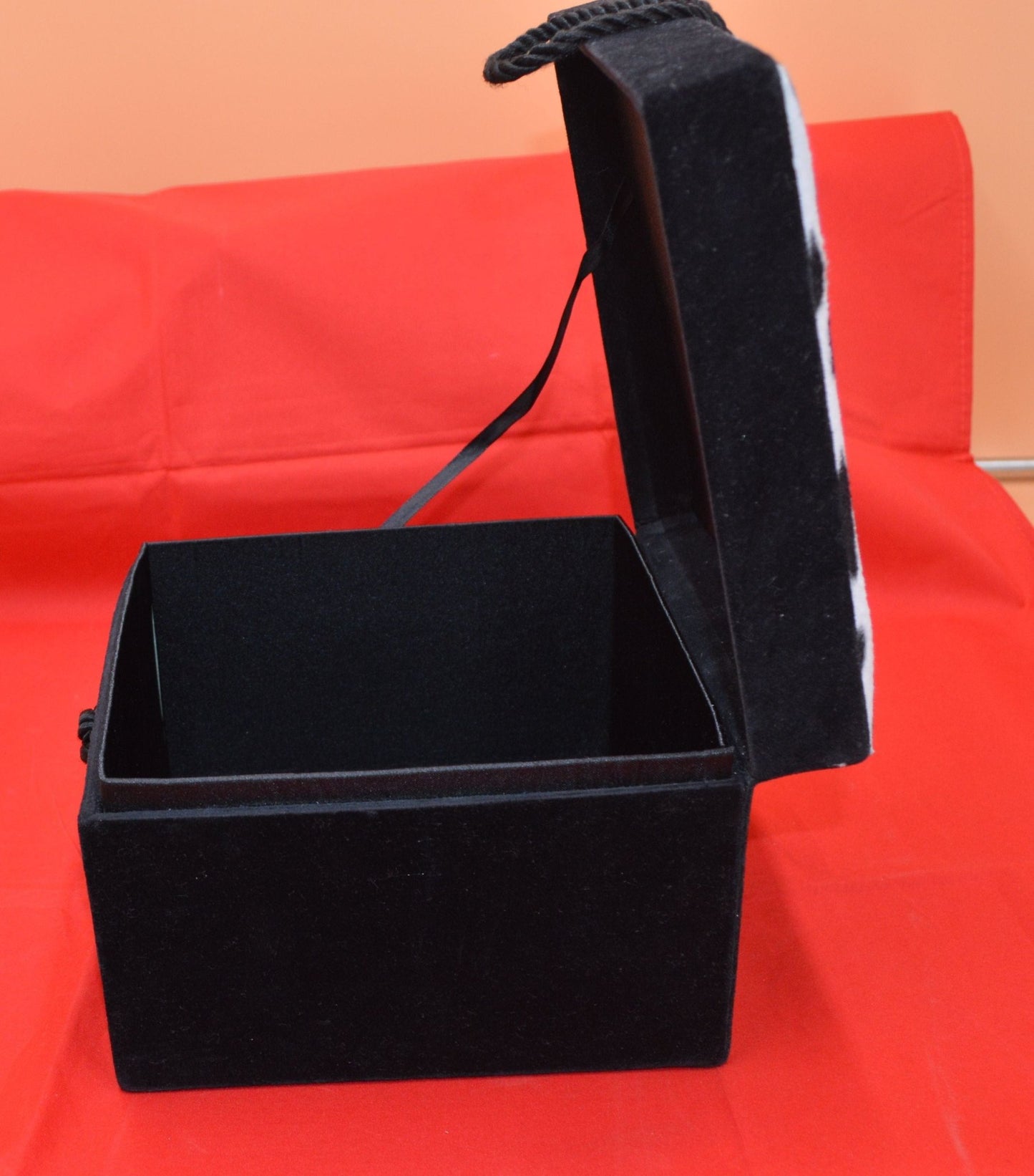BLACK AND WHITE KEEPSAKE/JEWELLERY BOX(PREVIOUSLY OWNED) GOOD CONDITION - TMD167207