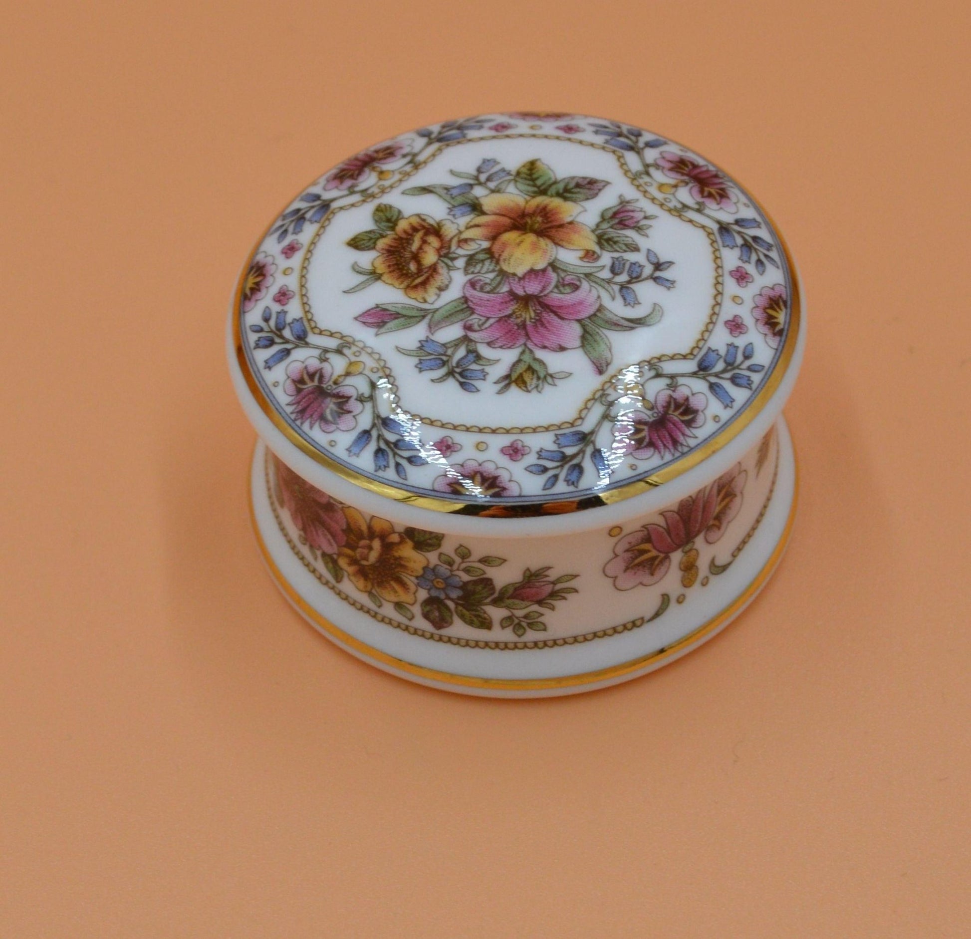 BONE CHINA STAFFORDSHIRE TRINKET POT WHITE WITH FLORAL DESIGN - TMD167207