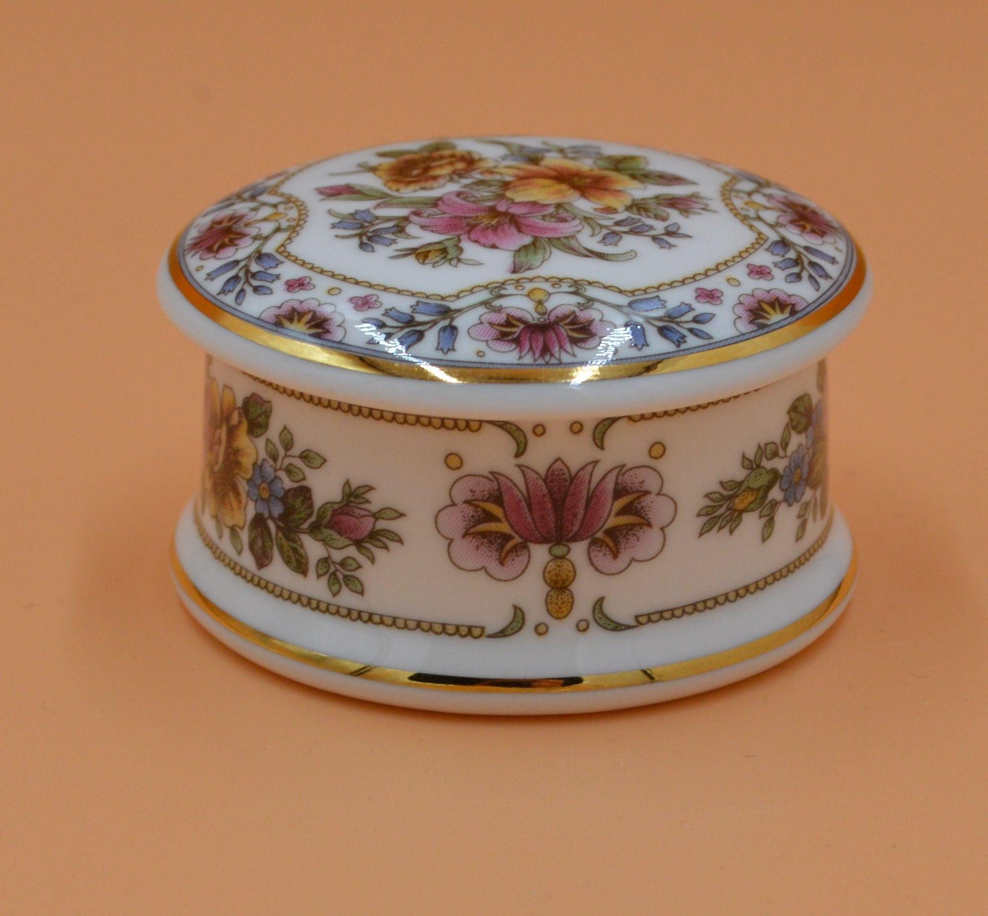 BONE CHINA STAFFORDSHIRE TRINKET POT WHITE WITH FLORAL DESIGN - TMD167207