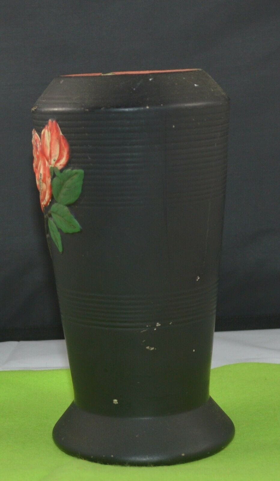 CHALKWARE? VASE BLACK VASE WITH RED ROSE(PREVIOUSLY OWNED) GOOD CONDITION - TMD167207