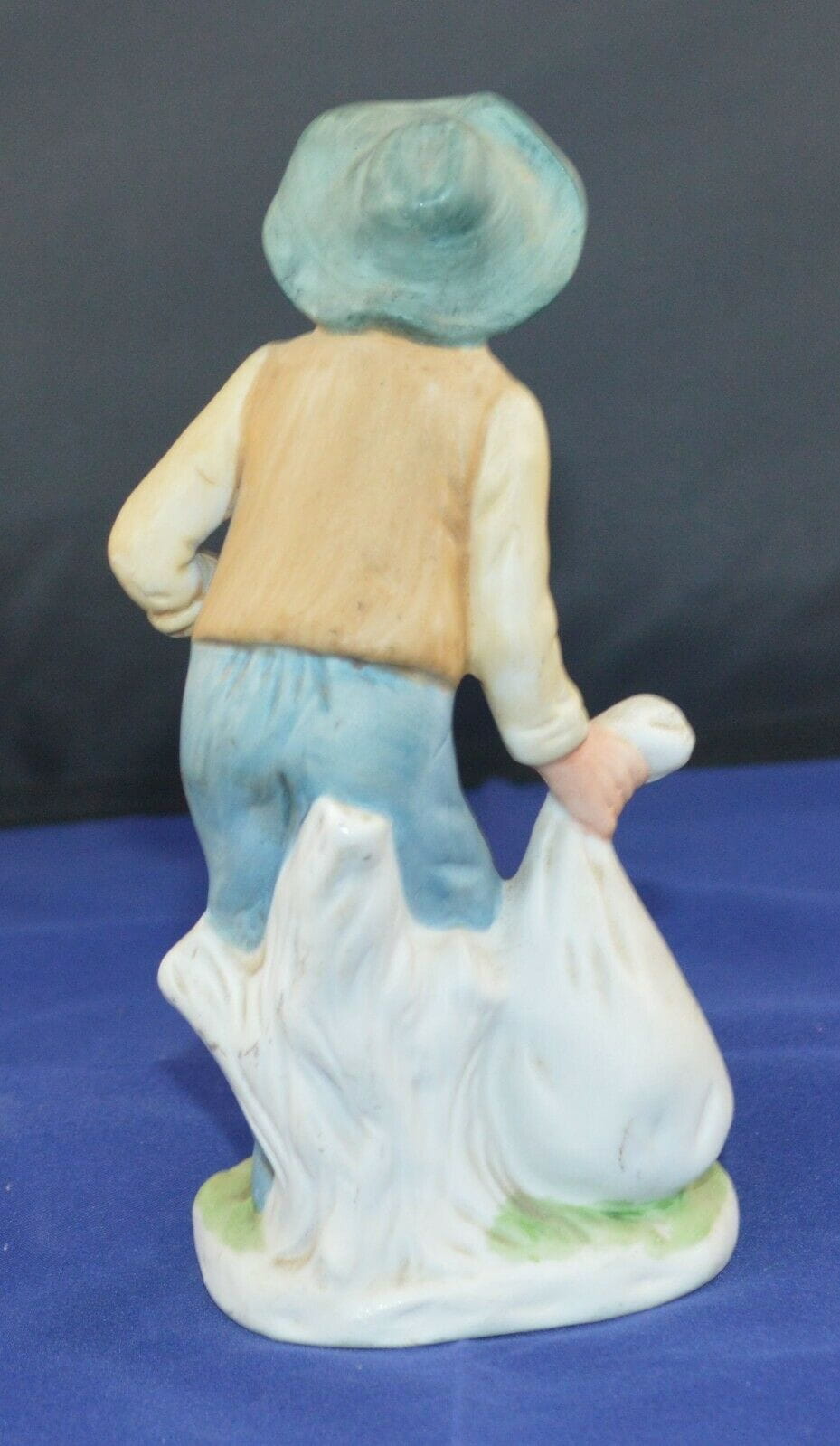 DECORATIVE FIGURINE MAN WITH CARROTS(PREVIOUSLY OWNED)GOOD CONDITION - TMD167207