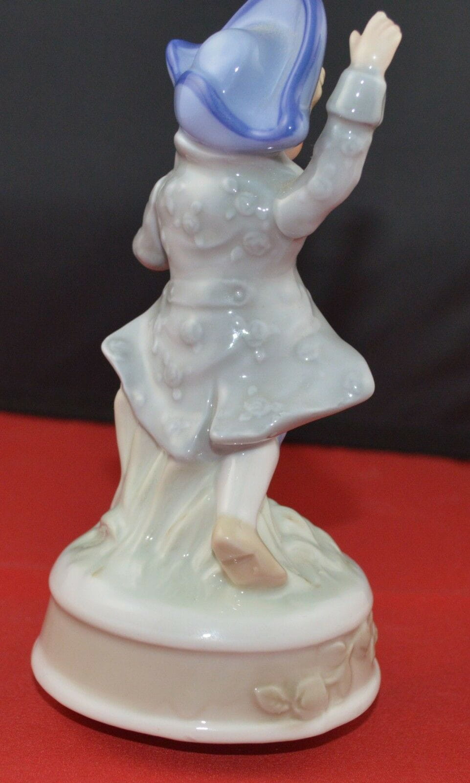DECORATIVE MUSICAL FIGURINE BOY SITTING ON A TREE STUMP(PREVIOUSLY OWNED) GOOD CONDITION - TMD167207