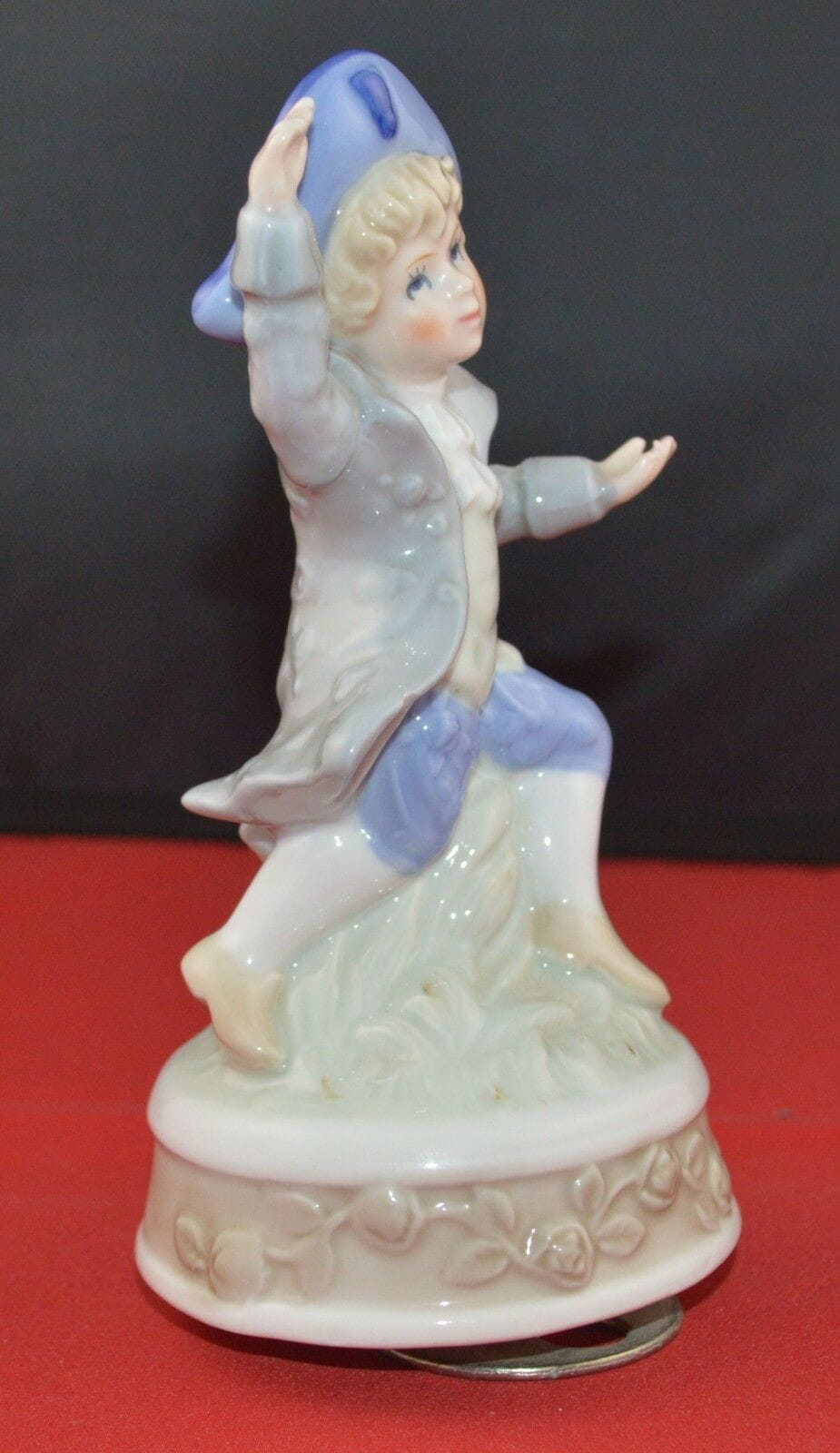 DECORATIVE MUSICAL FIGURINE BOY SITTING ON A TREE STUMP(PREVIOUSLY OWNED) GOOD CONDITION - TMD167207
