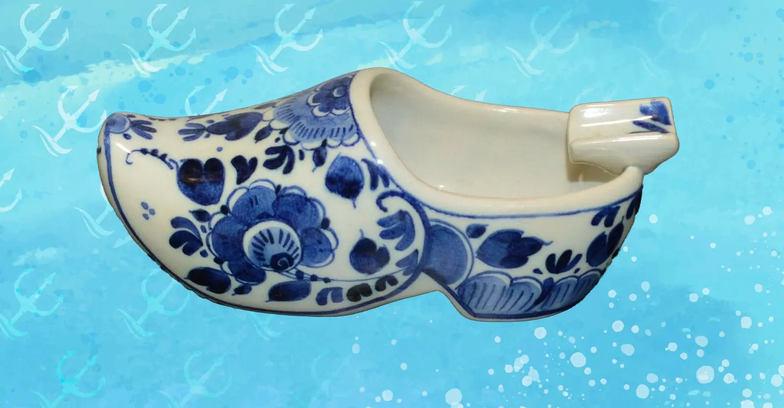 DELFT/DELFT STYLE BLUE AND WHITE CLOGS TWO ASHTRAYS & THREE PAIRS OF CLOGS - TMD167207