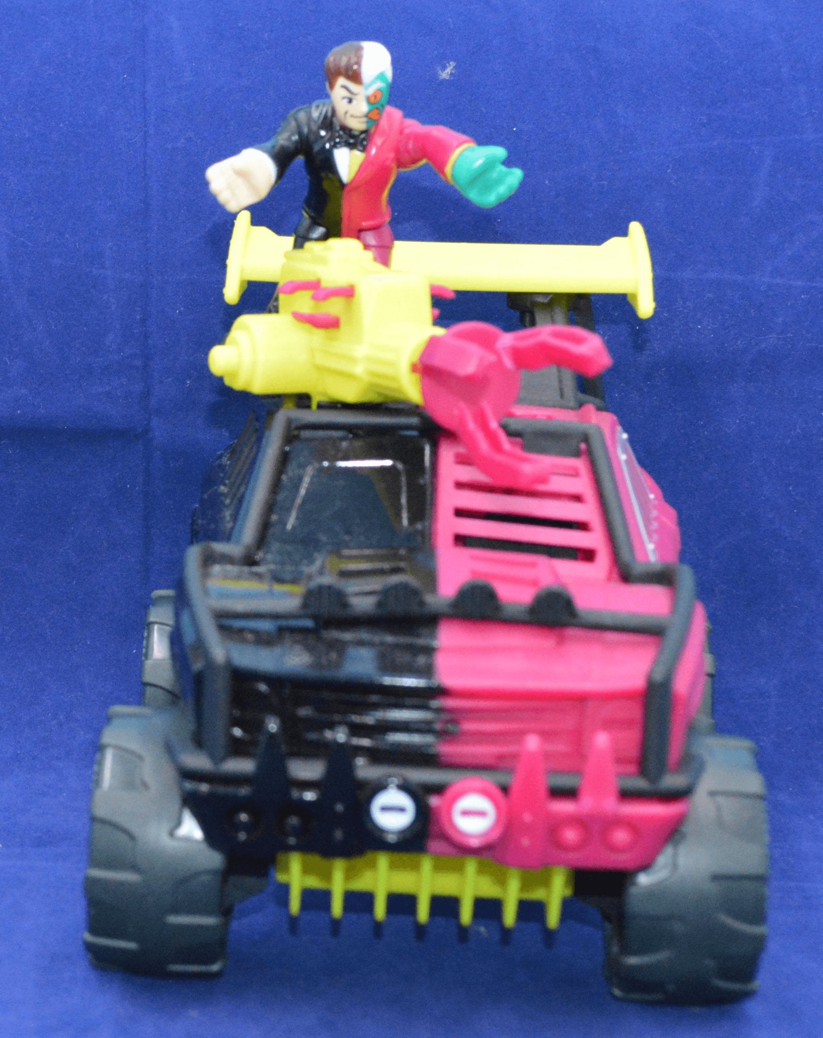 IMAGINEXT DC SUPER FRIENDS STREETS OF GOTHAM TWO FACE AND SUV SET - TMD167207