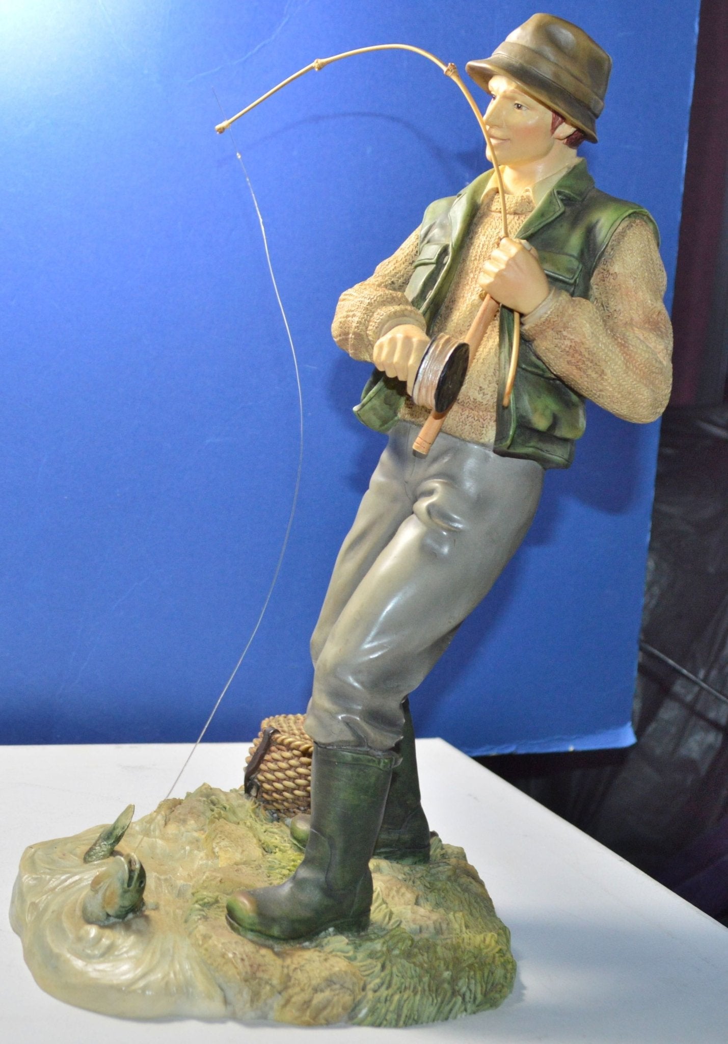 LEONARDO COLLECTION FIGURINE THE CATCH(PREVIOUSLY OWNED) GOOD CONDITION - TMD167207