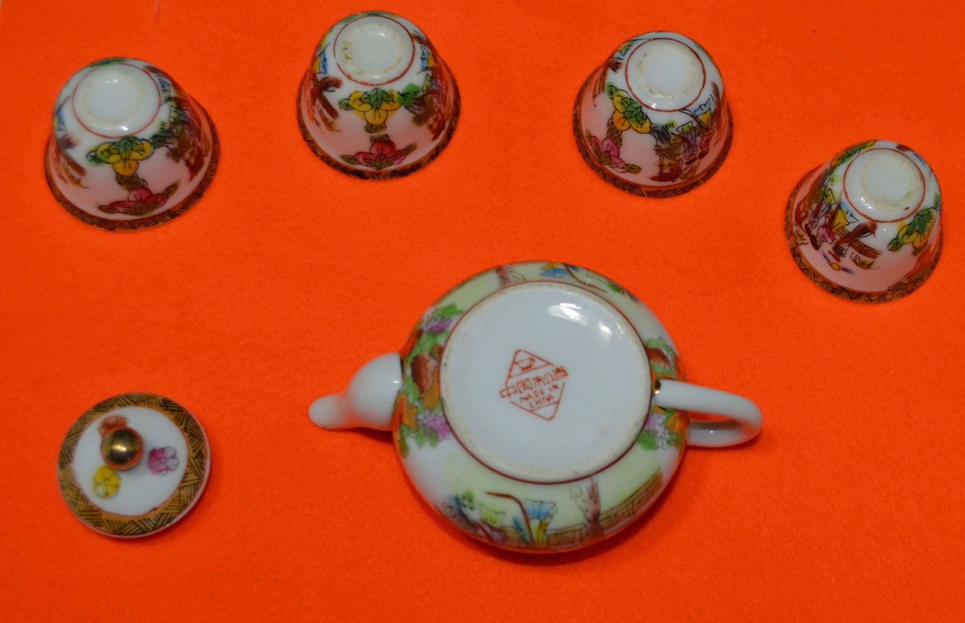 MINIATURE CHINESE TEAPOT AND FOUR CUPS(PREVIOUSLY OWNED) GOOD CONDITION - TMD167207
