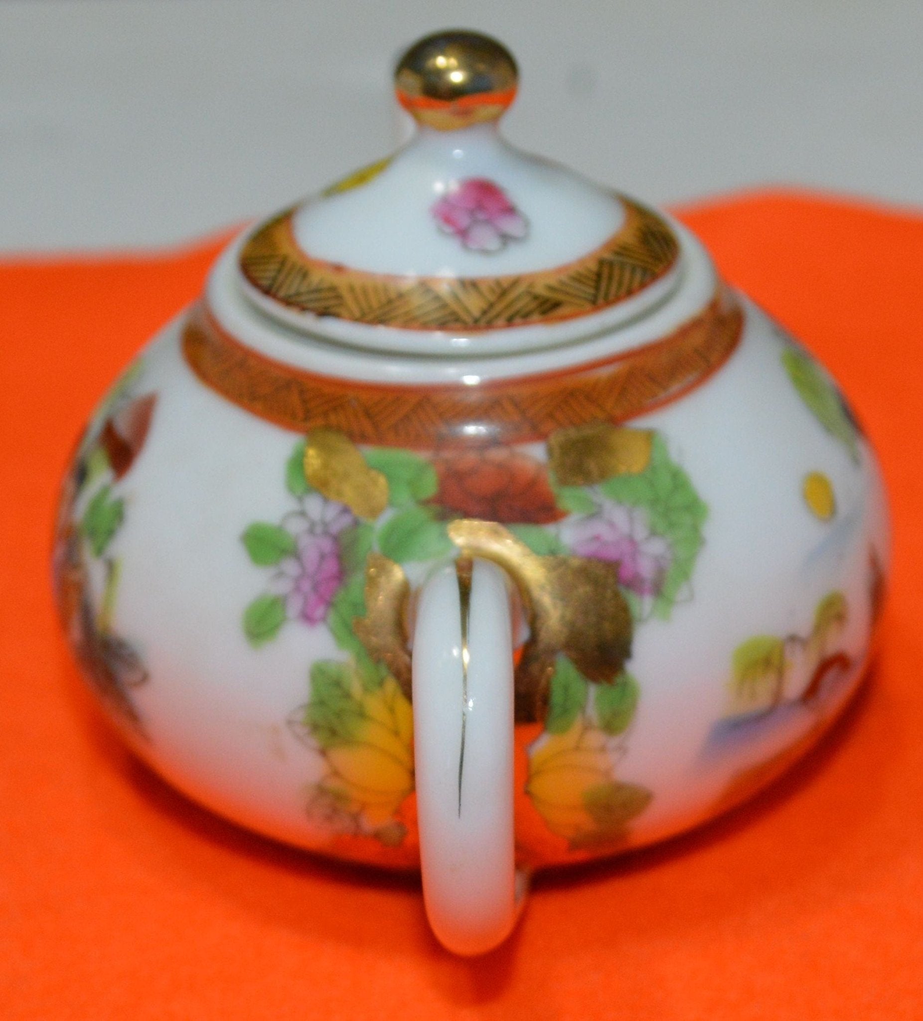MINIATURE CHINESE TEAPOT AND FOUR CUPS(PREVIOUSLY OWNED) GOOD CONDITION - TMD167207
