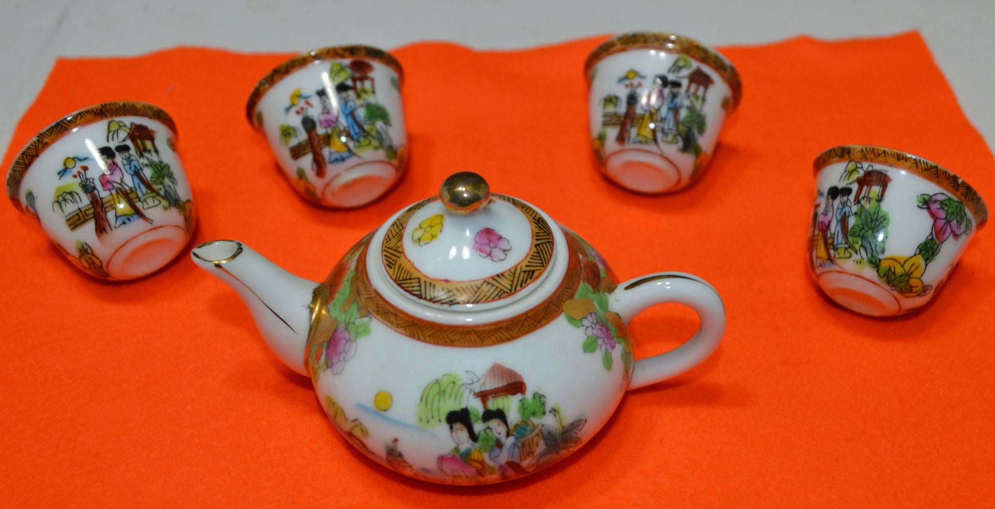 MINIATURE CHINESE TEAPOT AND FOUR CUPS(PREVIOUSLY OWNED) GOOD CONDITION - TMD167207