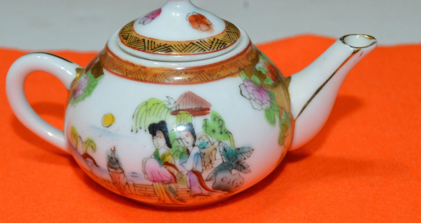 MINIATURE CHINESE TEAPOT AND FOUR CUPS(PREVIOUSLY OWNED) GOOD CONDITION - TMD167207