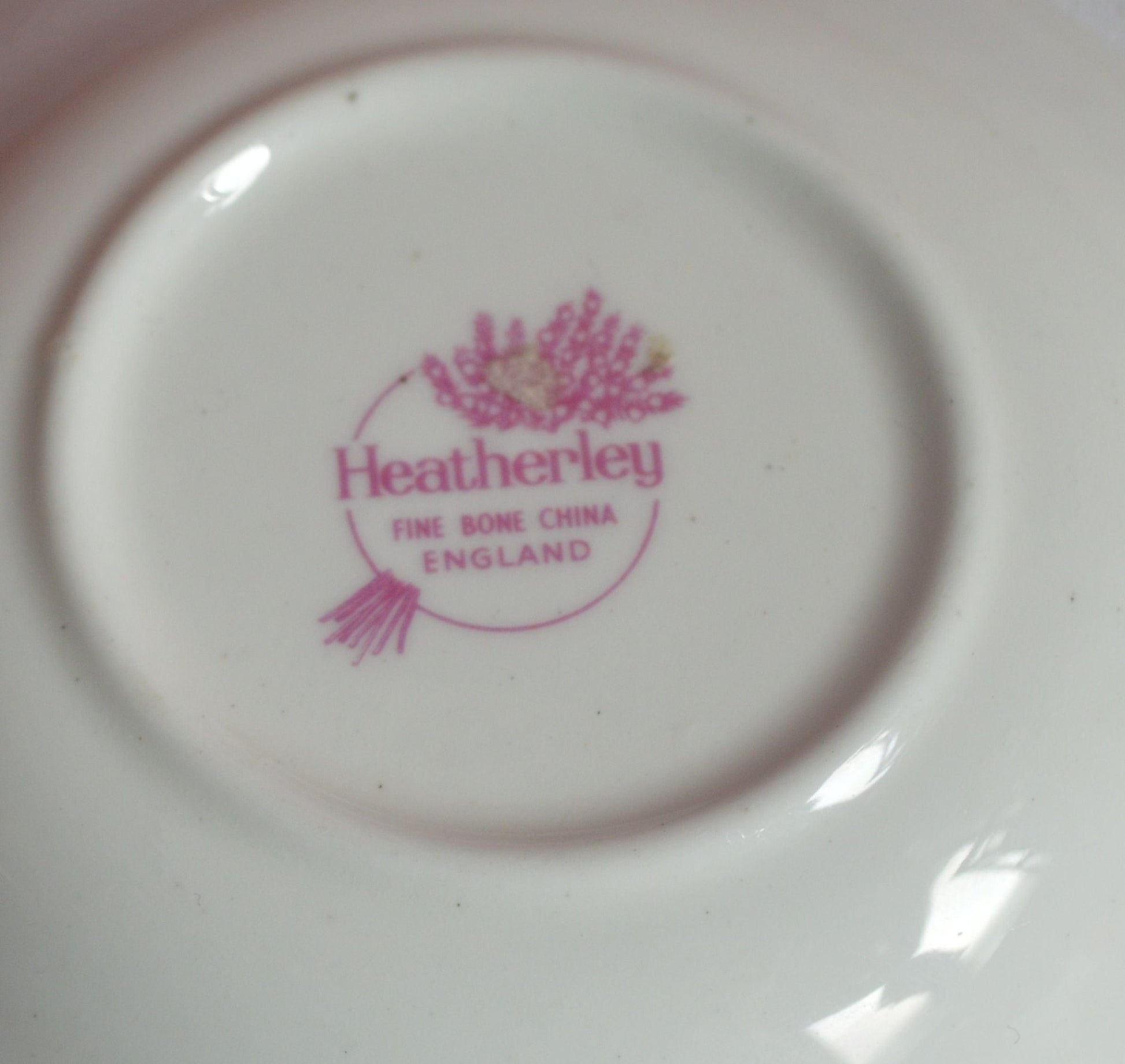 MINIATURE HEATHERLEY PLATE DEPICTING A PINK CARNATION(PREVIOUSLY OWNED)VERY GOOD CONDITION - TMD167207