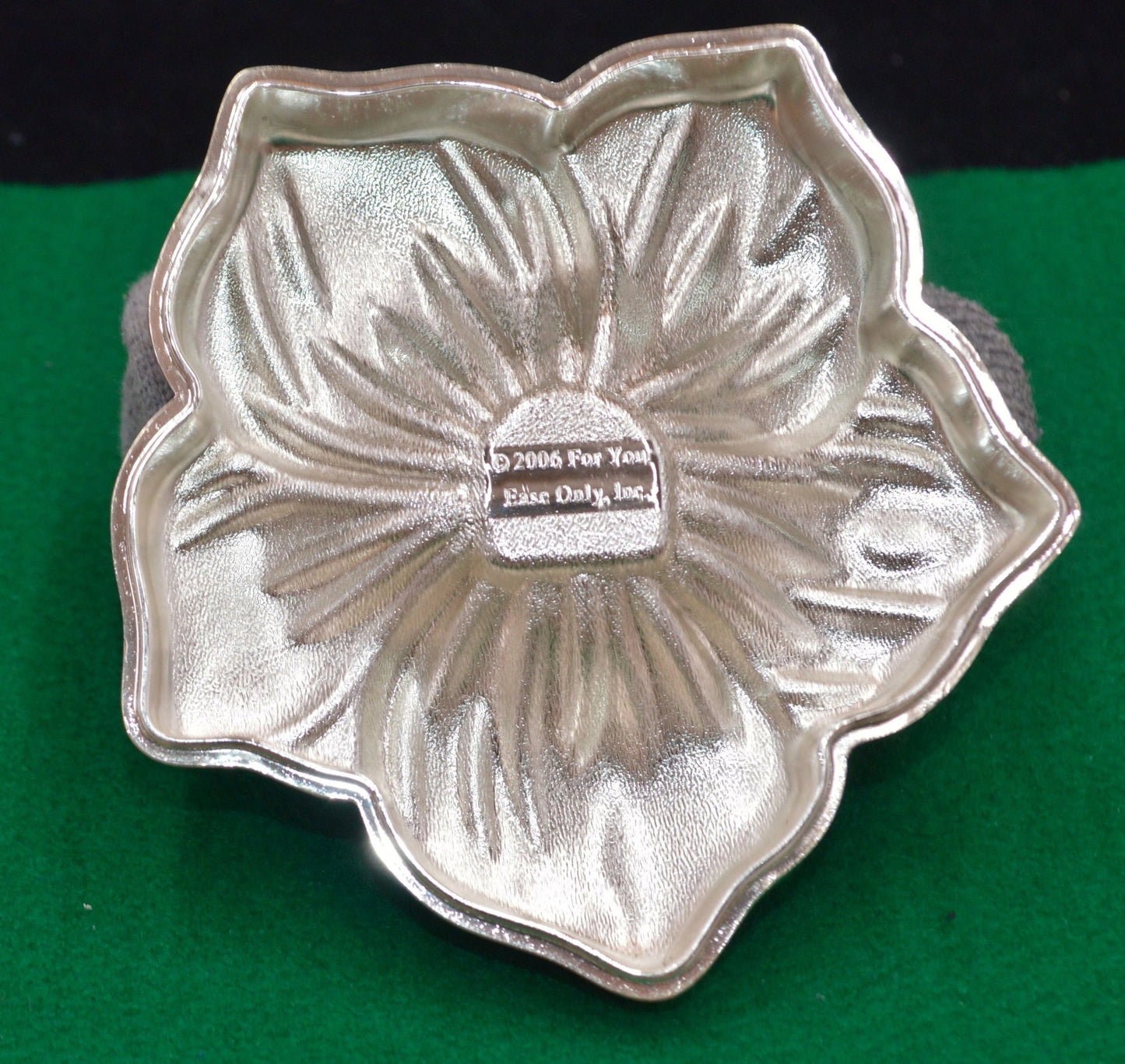 MIRRORED SILVER TONE METAL FLOWER TRINKET BOX by FOR YOUR EASE ONLY(PREVIOUSLY OWNED) VERY GOOD CONDITION - TMD167207