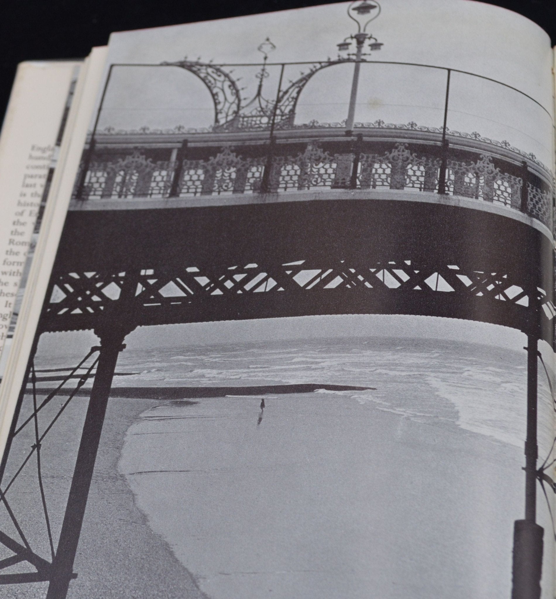 SECONDHAND BOOK OLD ENGLISH TOWNS by F.R. BANKS GOOD CONDITION - TMD167207