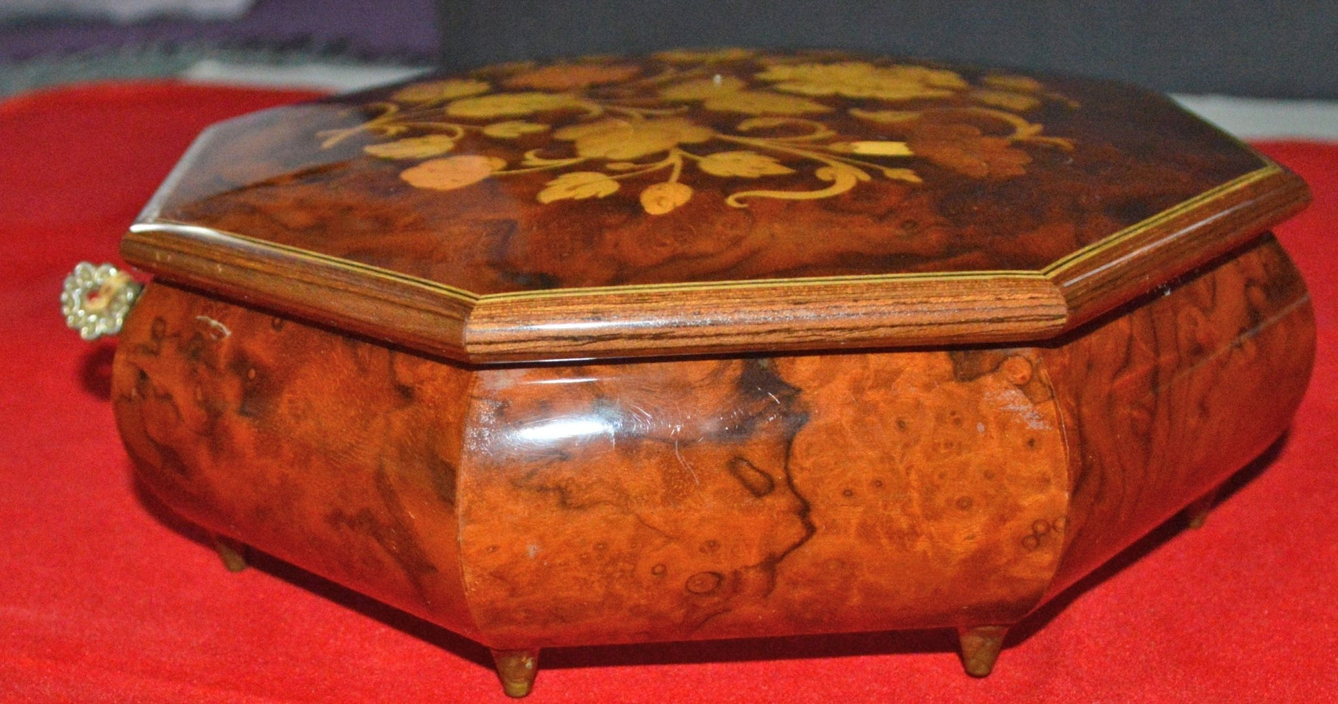 SORRENTO OCTAGONAL MARQUETRY MUSICAL JEWELLERY BOX PLAYS LOVE STORY(PREVIOUSLY OWNED) GOOD CONDITION - TMD167207