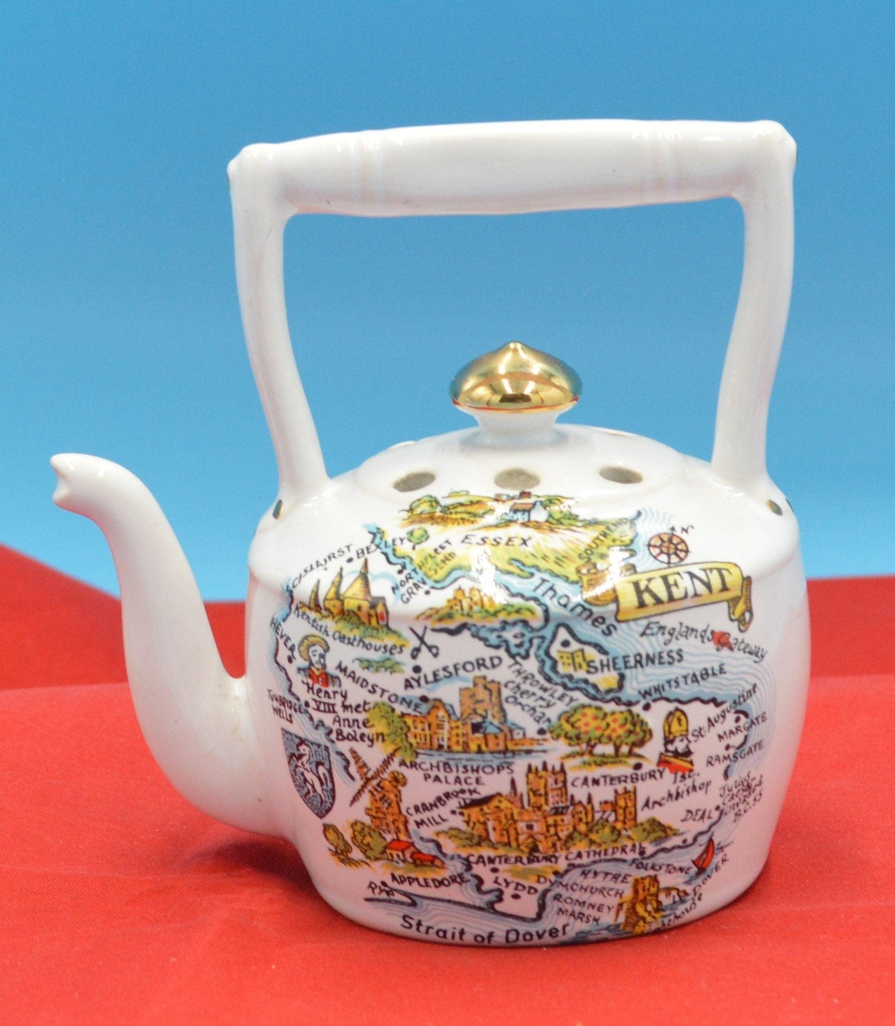 SOUVENIR REGINA INDUSTRIES ORNAMENTAL POMANDER KETTLE DEPICTING A MAP OF KENT - TMD167207