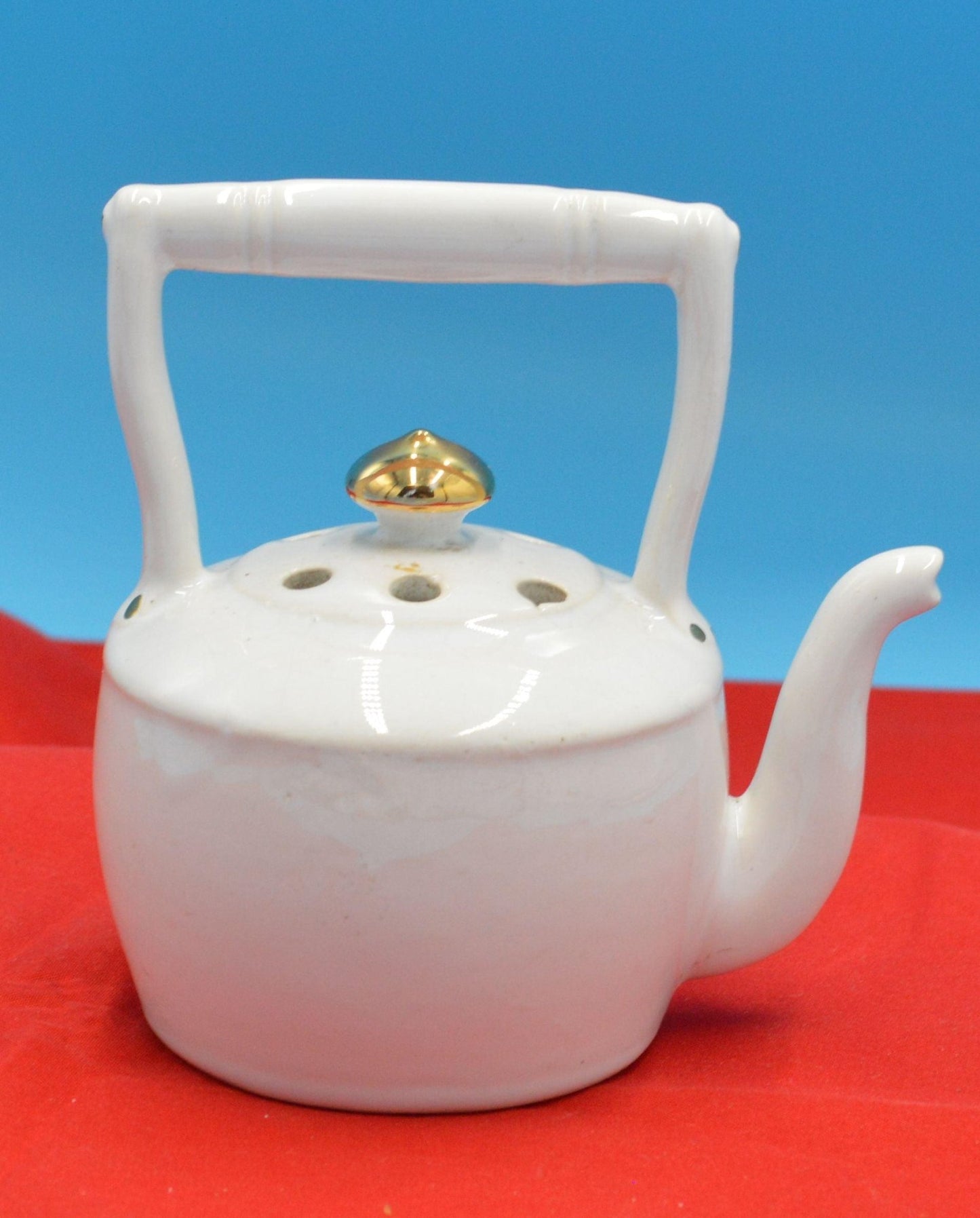 SOUVENIR REGINA INDUSTRIES ORNAMENTAL POMANDER KETTLE DEPICTING A MAP OF KENT - TMD167207